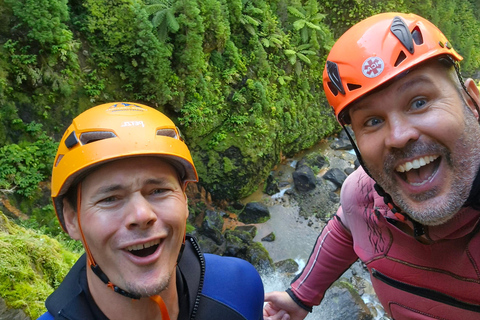 Canyoning en hauteur : circuit de canyoning de niveau moyen à élevéCanyoning de haut niveau : circuit de canyoning de niveau moyen à élevé