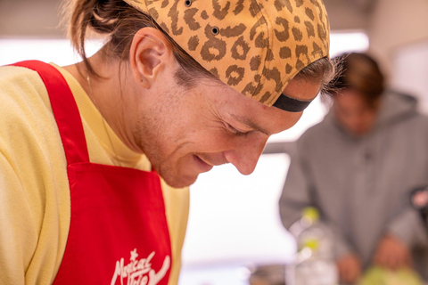 Osaka : Cours de cuisine et dégustation de saké avec visite du marché local