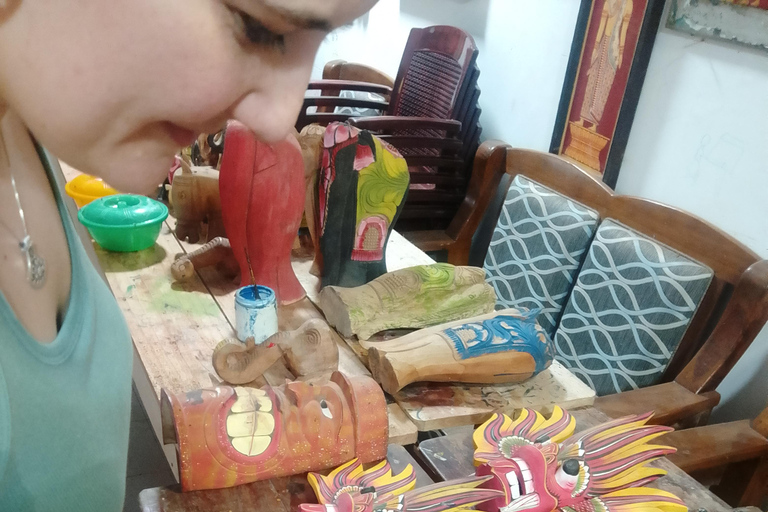 Galle: Traditional Wood Carving and Painting Workshop