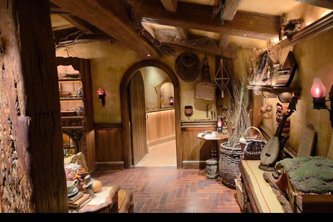 Auckland: Hobbiton& Waitomo private Tour with Hotel Pickup