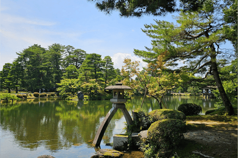 Kanazawa: Samurai, Castle & Geisha Private Bus Tour