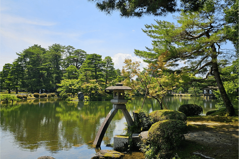 Kanazawa: Samurai, Castle & Geisha Private Bus Tour