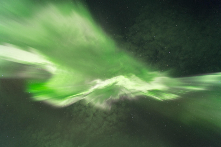 Tromsø: Aurora Borealis Hunting with Professional Photographer in Spanish