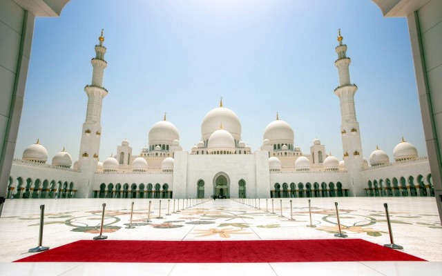 From Dubai: Sheikh Zayed Mosque & Emirates Palac with Pickup