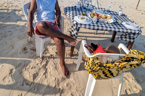 Excursion d'une journée dans les îles Kwale avec plongée en apnée et déjeunerZanzibar : plongée en apnée et croisière en boutre sur les bancs de sable avec déjeuner