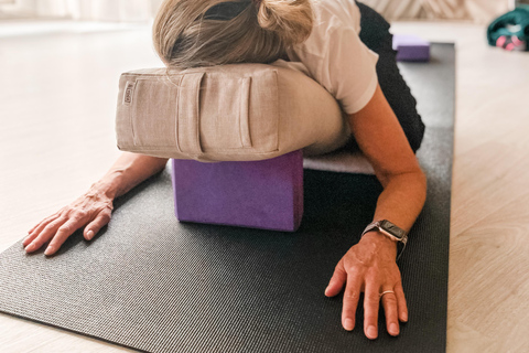 ALBUFEIRA: lezione di yoga in una cupola o sulla spiaggia