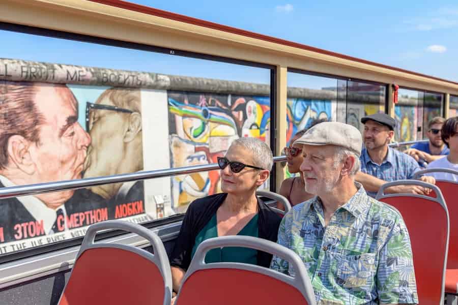 Berlin: Cabrio-Bustour Berliner Mauer mit Halt an der Gedenkstätte. Foto: GetYourGuide Berlin: Cabrio-Bustour Berliner Mauer mit Halt an der Gedenkstätte. Foto: GetYourGuide