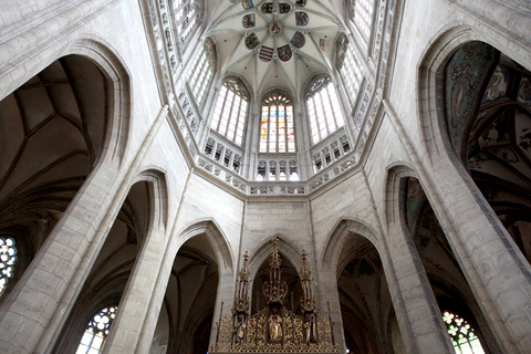 Desde Praga: visita a Kutná Hora y la capilla de los huesosTour privado en autobús privado