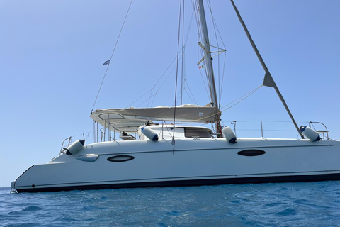 Rhodos: Dagtocht met catamaran met eten en drinkenRhodos: Catamaran cruise van een hele dag met eten en drinken