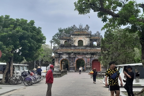 Hue: Piesza wycieczka do Cesarskiego Miasta i na targ Dong Ba
