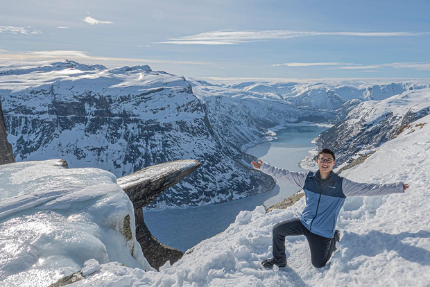 Odda: Excursión invernal a Trolltunga con raquetas de nieve