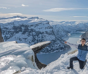 Odda: Trolltunga vintertur på truger