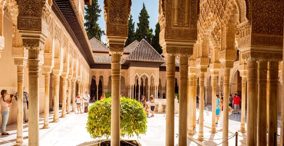 Fast-Track-Führung durch die Alhambra und die Nasridenpaläste