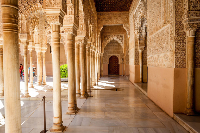 Granada: Ticket de entrada a la Alhambra con audioguíaGranada: ticket de entrada a la Alhambra con audioguía