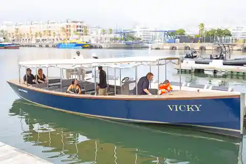 Croisière classique dans le port à bord de Vicky