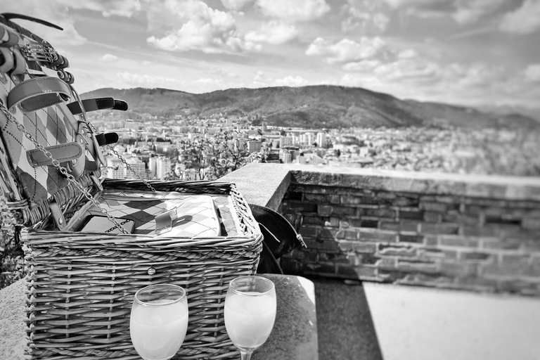 Graz: Standseilbahnfahrt & Schlossberg Picknick ErlebnisGraz Einzigartiges Picknick-Erlebnis