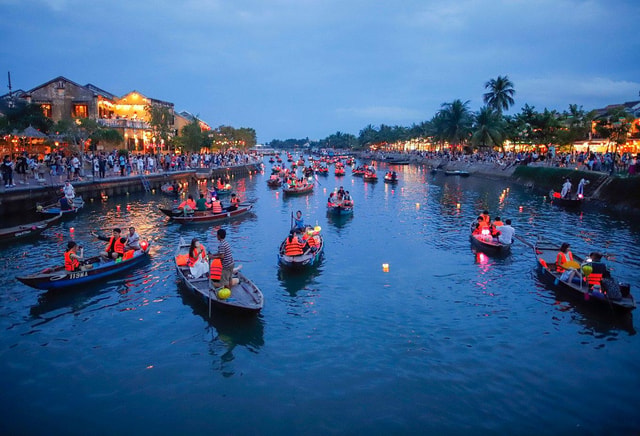 Hoai River Boat Trip by Night with Release Lantern in Hoi An