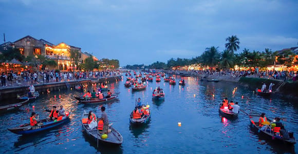 Hoai River Boat Trip by Night with Release Lantern in Hoi An