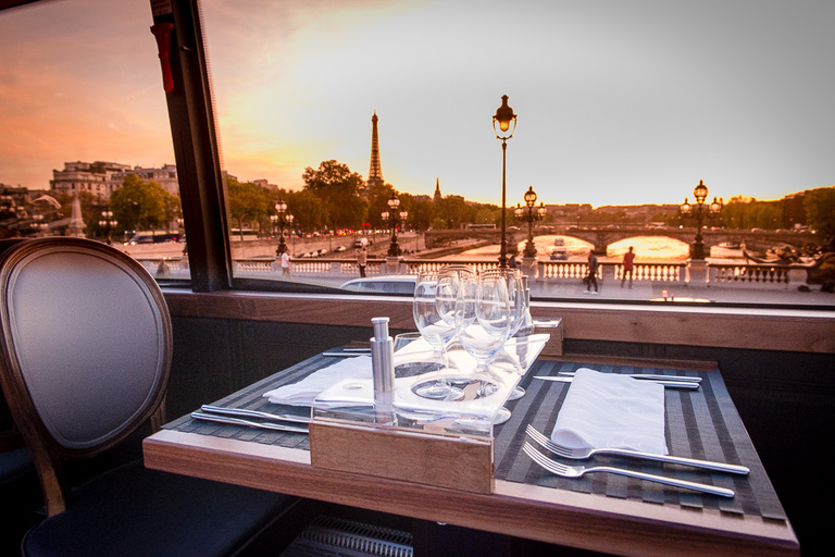 París: Comida gastronómica en un autobús con techo de cristal