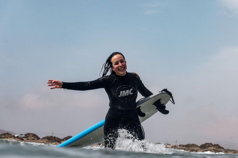 Lanzarote: Beginner's surfing lesson at Famara beach Package of 3 beginner surfing lessons (2 hours each)