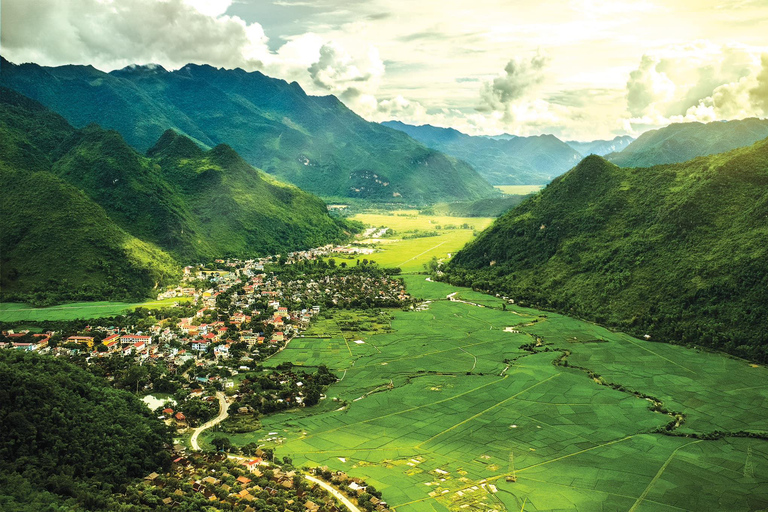 Mai Chau: Scenic Pass, Cycling & Thai Village Discovery Group Tour