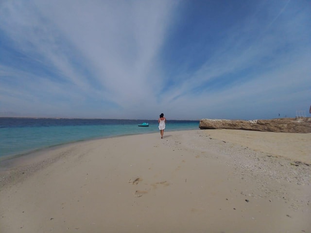 Hurghada: Yacht trip To Magawish island & Snorkeling & Lunch