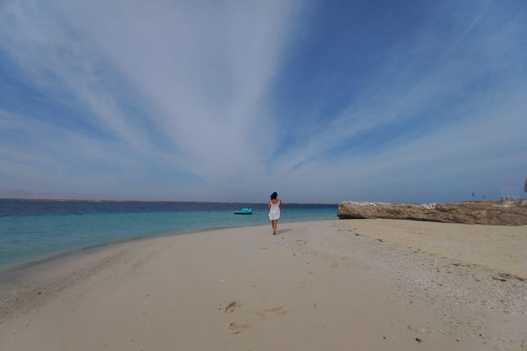 Hurghada: Delfiner, snorkling och Magawish Island Yacht Trip