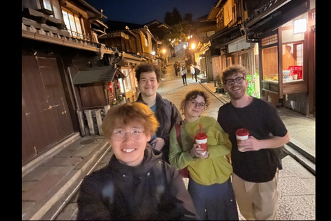 Kyoto : visite nocturne à pied du quartier de Gion pour 7 personnes maximumKyoto : visite en petit groupe du quartier de Gion à pied.