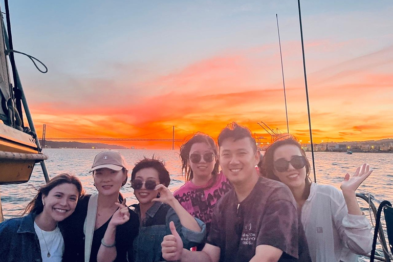 Lisbon Sunset Boat Tour–Golden Hour Cruise w/ Welcome Drink
