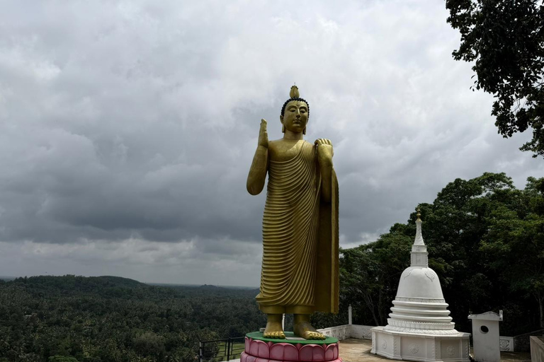 From Colombo: Gampaha District Temples & Jungle Hike Tour
