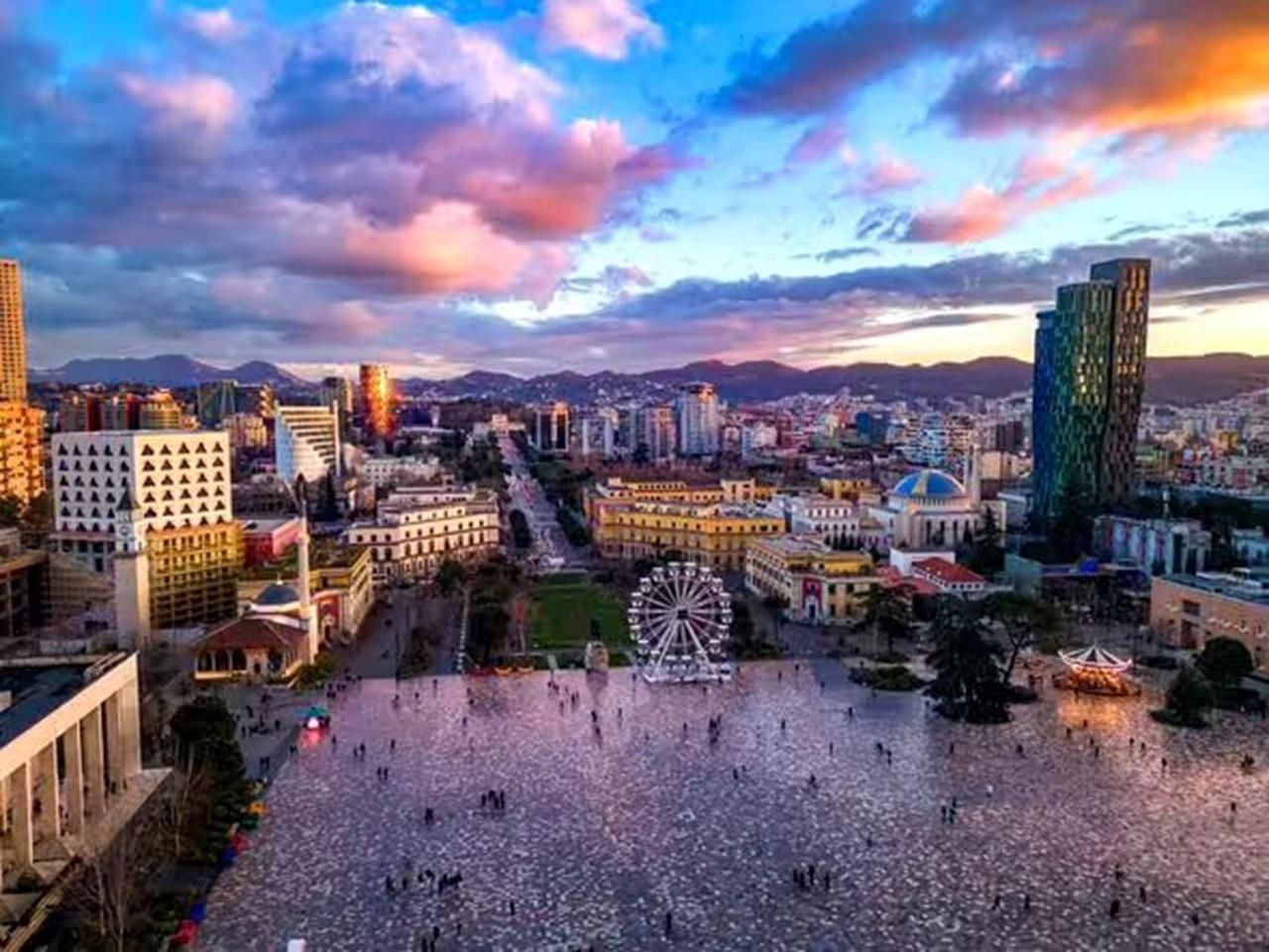 Von Durrës/Golem: Führung durch Tirana mit Hotelabholung