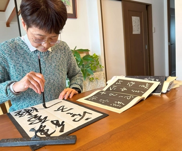温かい熊本の家で書道と抹茶を楽しむ