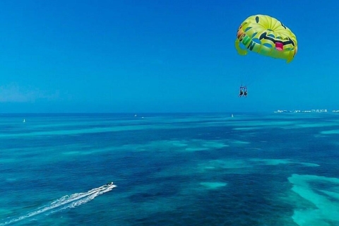 Cancún: Excursión combinada de snorkel, paravelismo y moto acuática