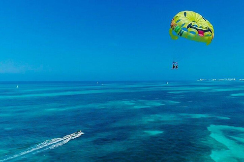 Cancún: Excursión combinada de snorkel, paravelismo y moto acuática