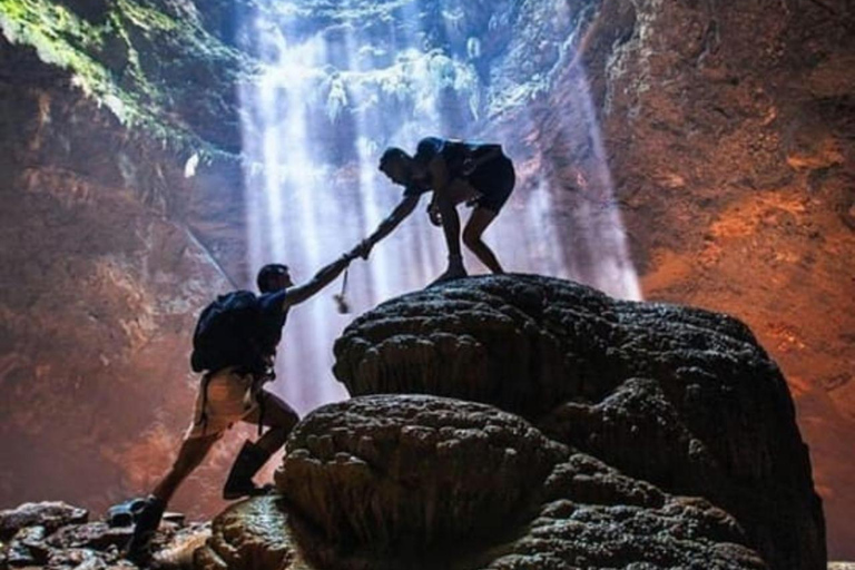 Tour dell'alba sul vulcano Nglanggeran, della grotta di Jomblang e di PrambananTour all'alba sul vulcano Nglanggeran, alla grotta di Jomblang e a Prambanan