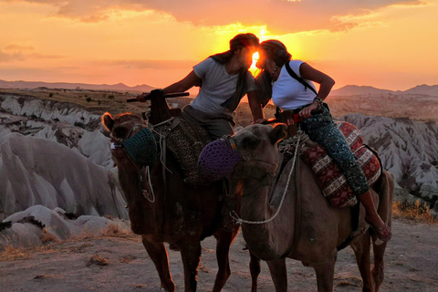 Cappadocia: giro in cammello all&#039;alba con mongolfiereCappadocia: giro in cammello al tramonto