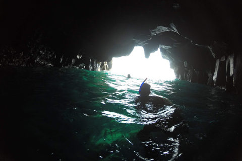 Tour en bateau pour la plongée en apnée dans les grottes