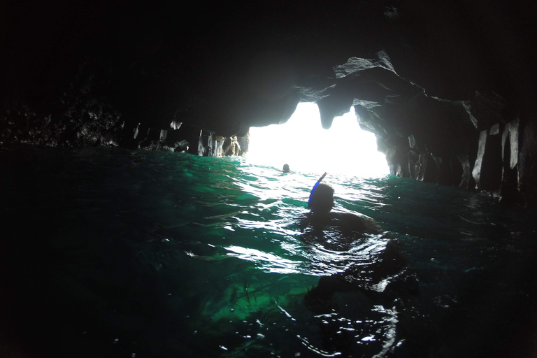 Passeio de barco com snorkel nas grutas