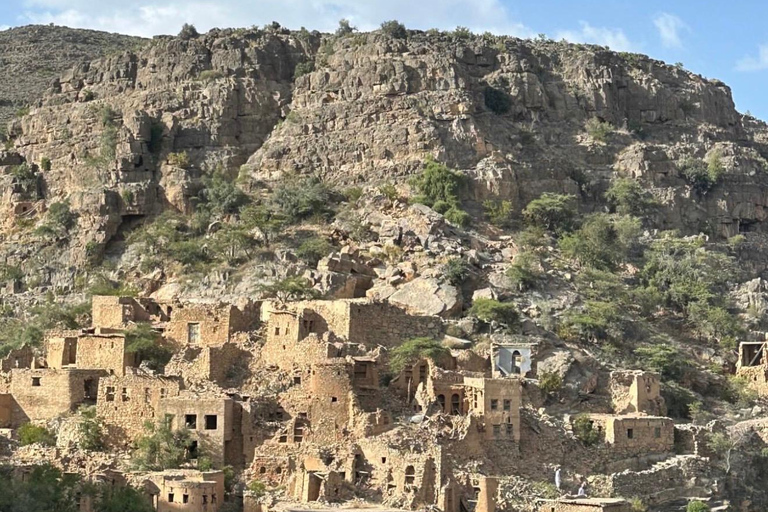 From Muscat: Nizwa & Jabal Akhdar with Multilingual Guide