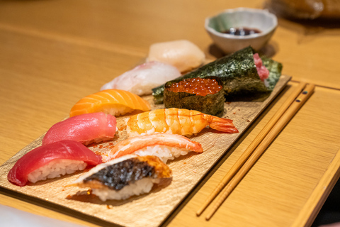 Ginza, Tóquio: faz sushi e aprende a filetar peixe com facasAula de sushi: filetagem de peixe e afiação de facas japonesas