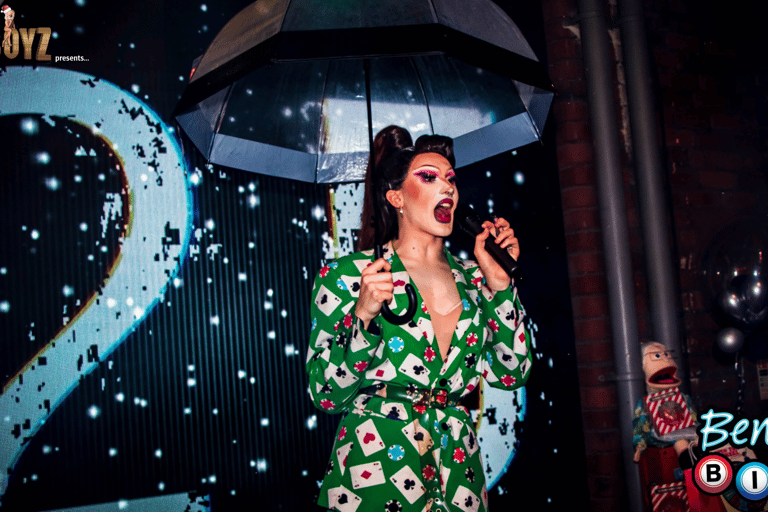 Especial de Natal: BINGO BENIDORM | FunnyBoyz LiverpoolAssento com bebida