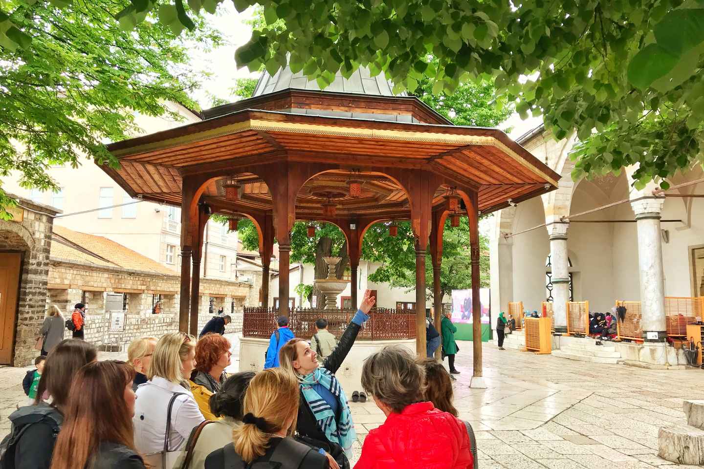 萨拉热窝：伊斯兰文化之旅 | 500年辉煌历史

### 标题解析：
1. 地名吸引眼球："萨拉热窝"用作标题的开头，直接吸引对该地有兴趣的用户。
2. 文化主题明确："伊斯兰文化之旅"精准点明旅行主题，吸引对伊斯兰文化感兴趣的旅客。
3. 历史底蕴突出："500年辉煌历史"体现出目的地的深厚历史积淀，具有说服力。

### 关键词使用：
- 萨拉热窝：明确旅行目的地，满足地名搜索需求。
- 伊斯兰文化：吸引对特定文化旅行有兴趣的用户。
- 500年历史：强调文化与历史的悠久与辉煌，增加标题的吸引力。

### 目标读者：
- 文化爱好者：对历史和文化有浓厚兴趣的人群。
- 规划旅行者：正在寻找具有文化深度和历史背景的旅行线路的游客。

### 语言风格：
- 简洁明了：语言通俗易懂，信息传递直接清晰。
- 吸引力强：通过强调历史和文化的关键词，增强标题的吸引力。