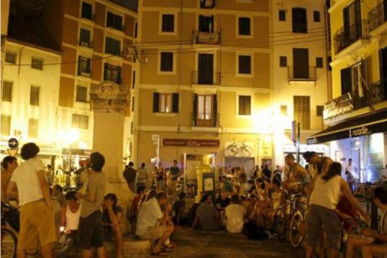 Palma de Mallorca: Old Town Tour and Tapas Bar by Night Public Tour