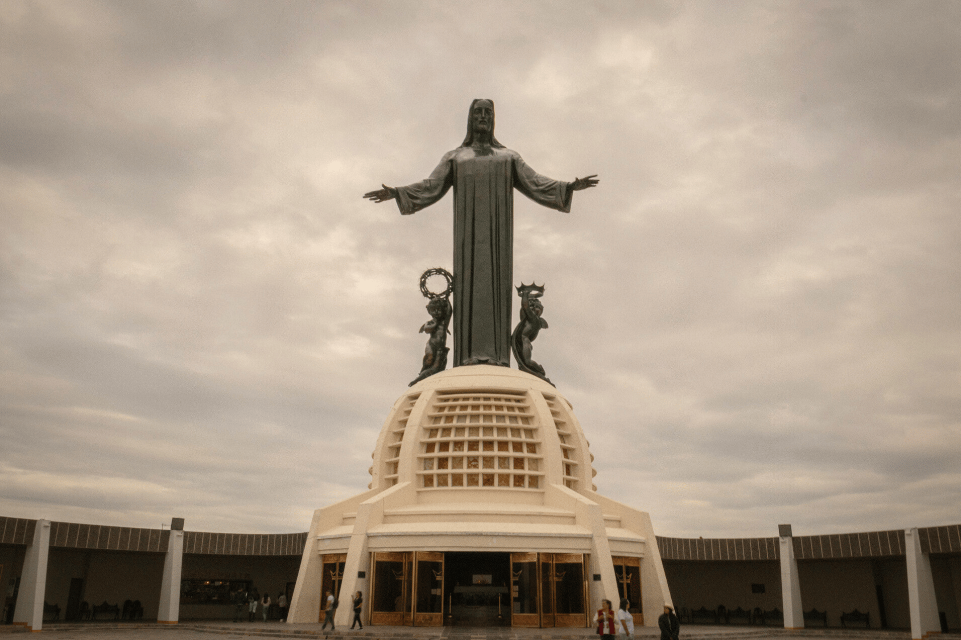 Christus der König Wandernde Mumien VS El Santo und Catrinas