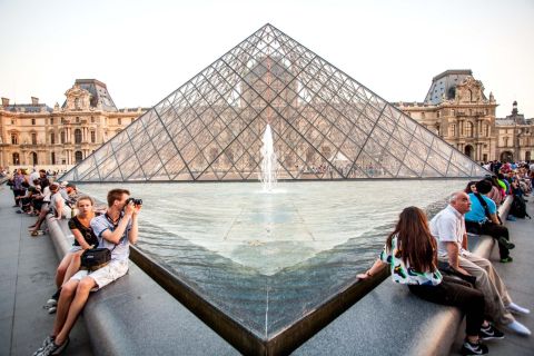 Paris: Louvre Museum Guided Tour with Tickets