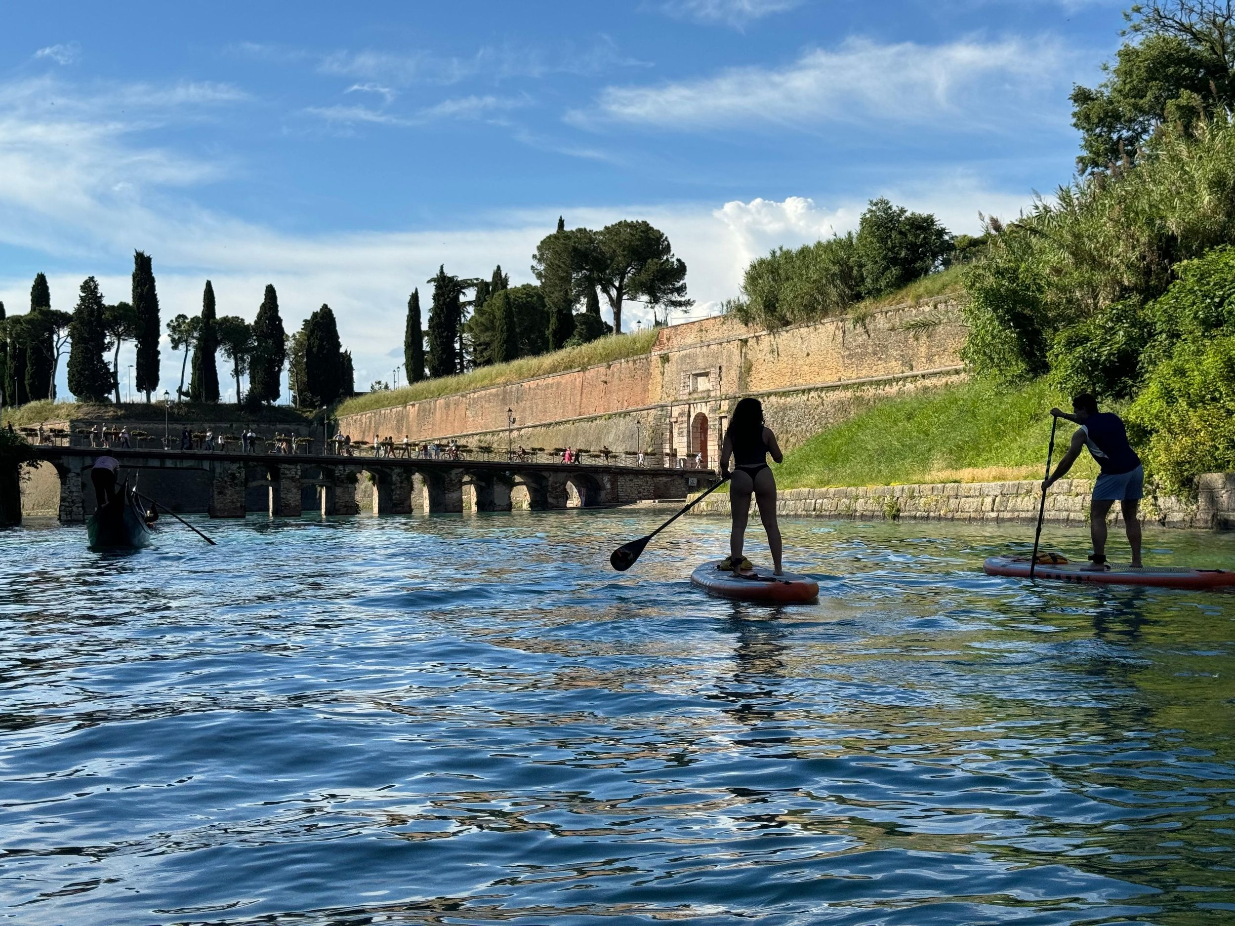 Peschiera del Garda: Private SUP-Tour zwischen Stadtmauern, Kanälen und Geschichte