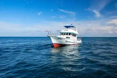 Phuket: Pesca deportiva y curricán en barco con almuerzo