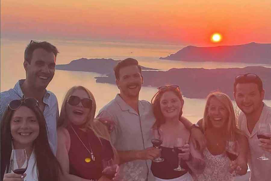 Santorini: Wein-Tour bei Sonnenuntergang mit Blick auf den Vulkan Santo Winery. Foto: GetYourGuide