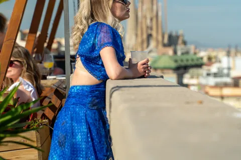 Barcelone : préparation de sangria sur un toit avec vue sur la Sagrada Familia