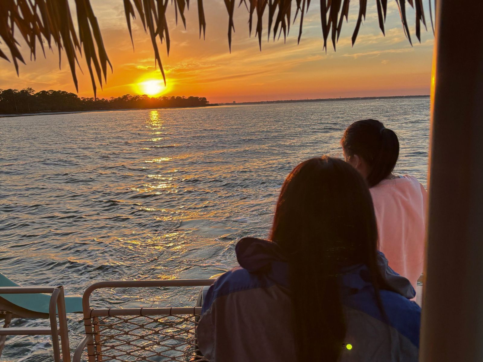Ziel: Tiki Pub Sonnenuntergangsfahrt auf Crab Island